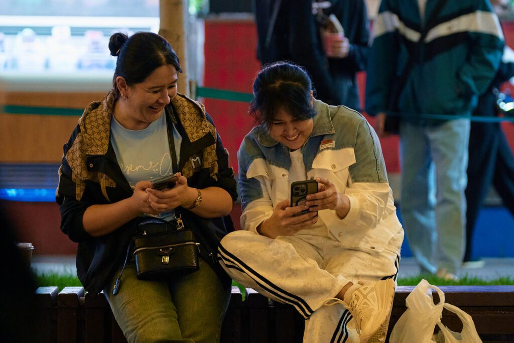 женщины смартфон