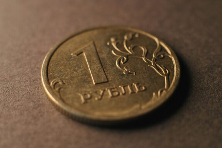 Как укрепление российского рубля повлияет на тенге
