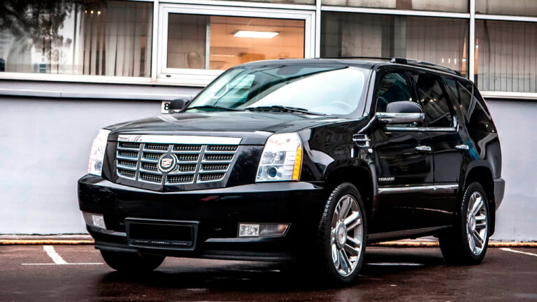 Казахстанец хотел поставить красивые номера на Cadillac Escalade, но машину отобрали прямо в ЦОНе