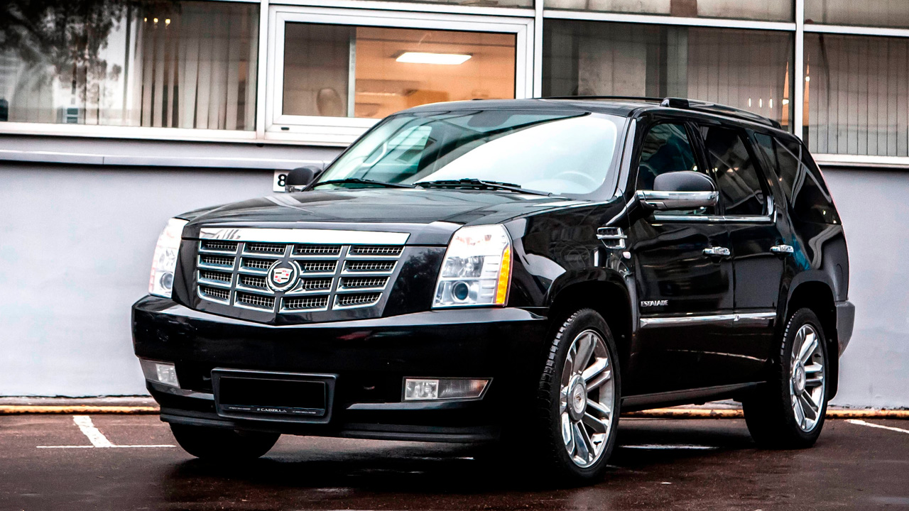 Казахстанец хотел поставить красивые номера на Cadillac Escalade, но машину отобрали прямо в ЦОНе