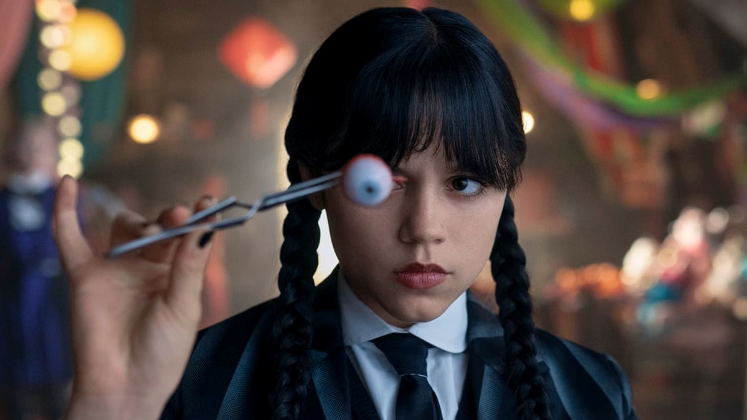 Netflix выпустил четыре серии долгожданного продолжения «Уэнздей» — одного из своих самых популярных проектов. Digital Business рассказывает о мрачном и смешном шоу.