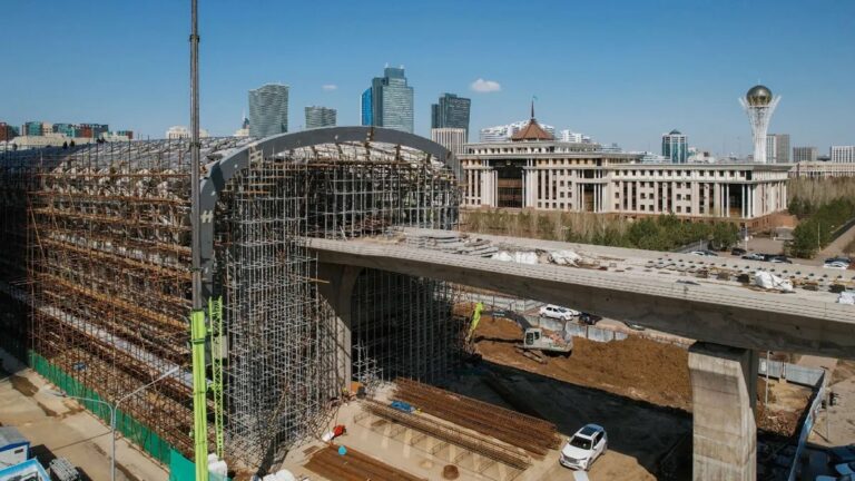 Недвижимость на миллиарды распродают в Астане, чтобы достроить LRT