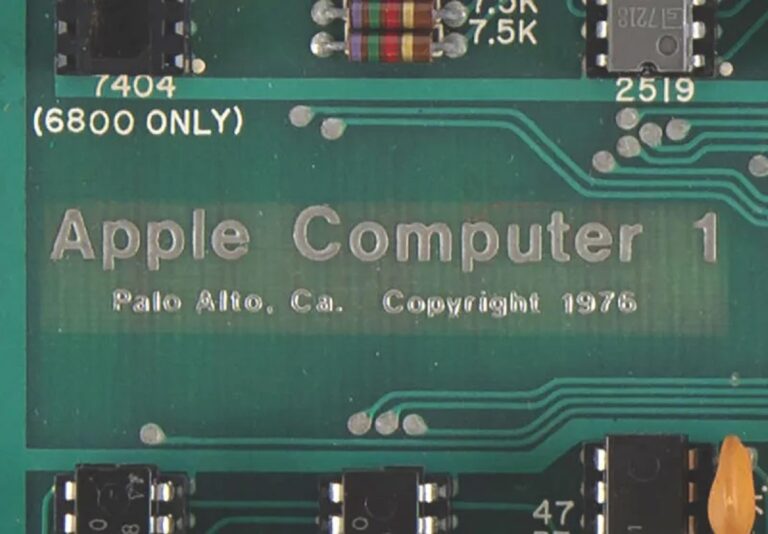 Деревянный Apple-1 продали за полмиллиона долларов