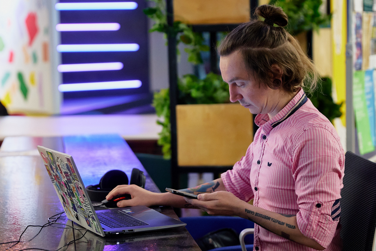 парень в офисе