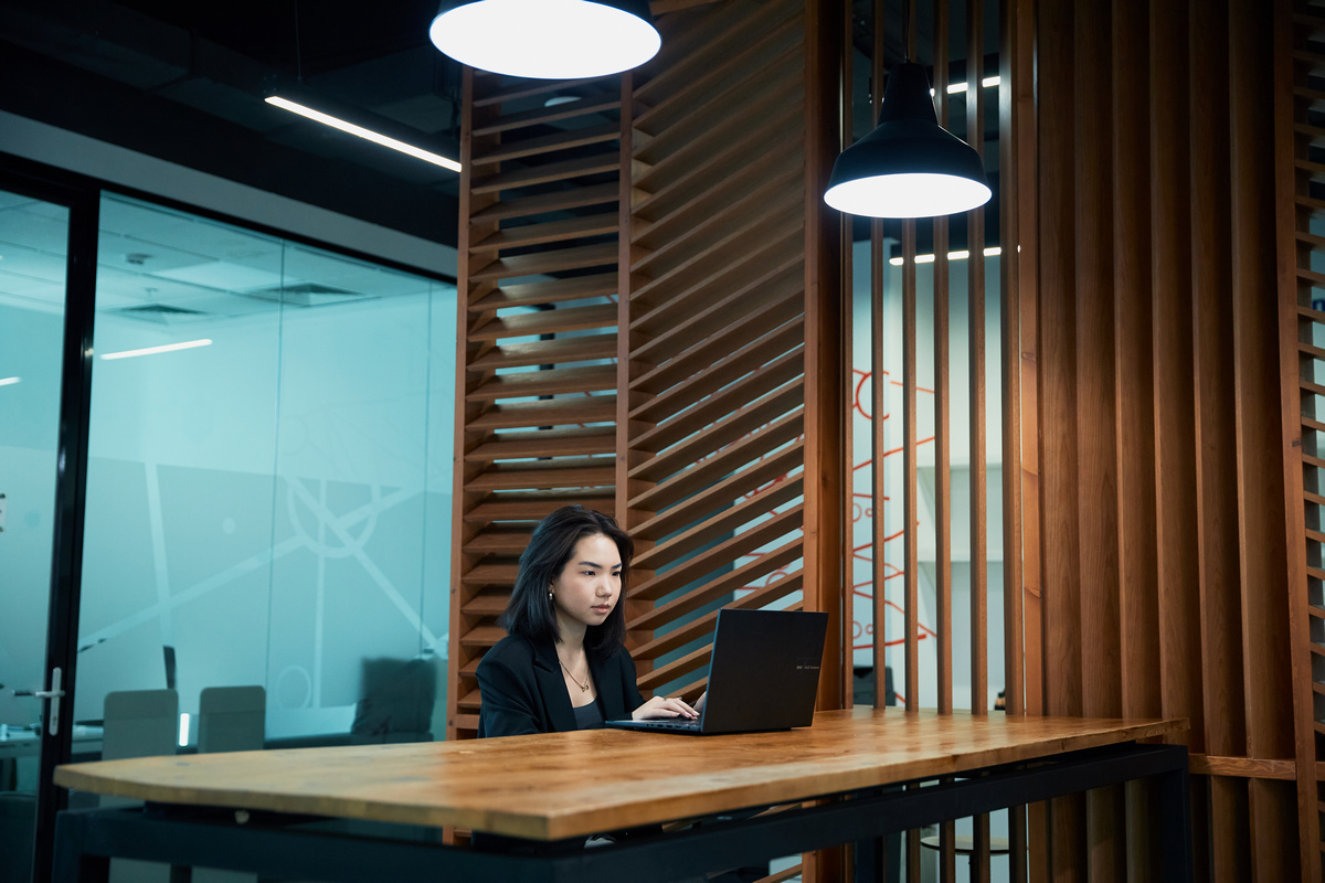 девушка в офисе ноутбук