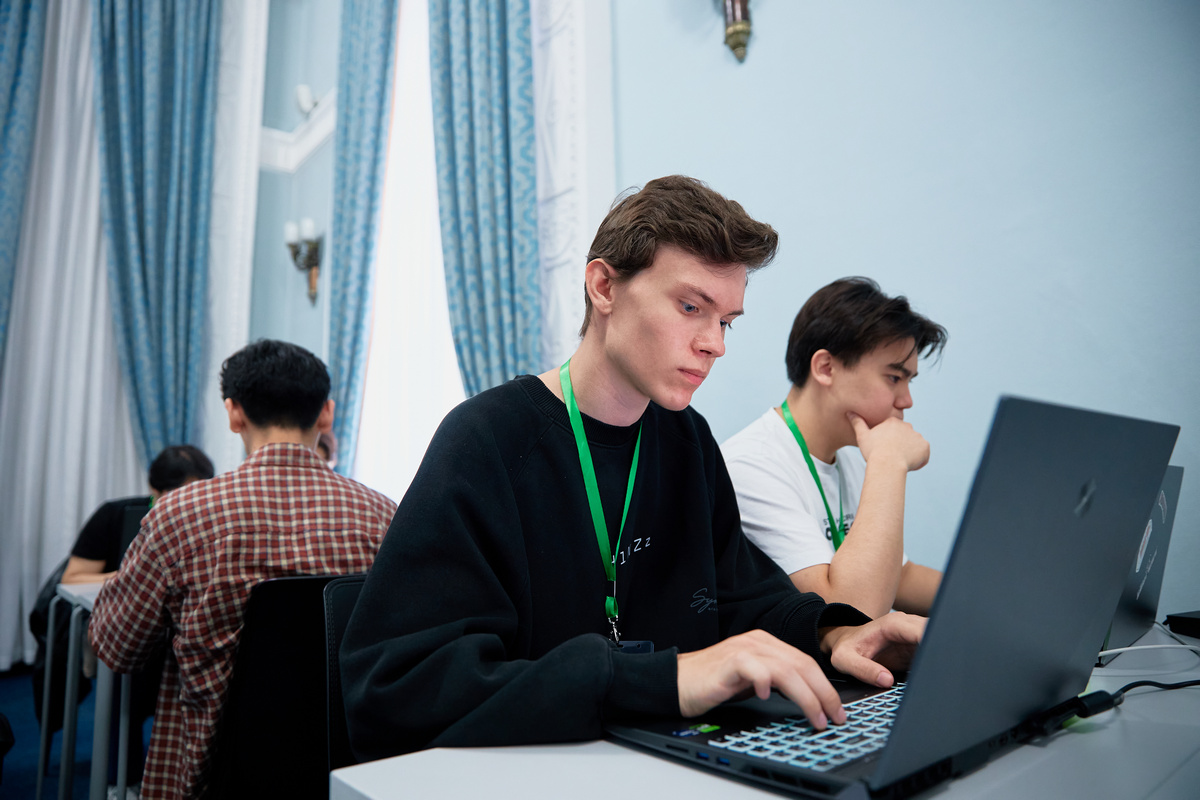 парень за ноутбуком в офисе