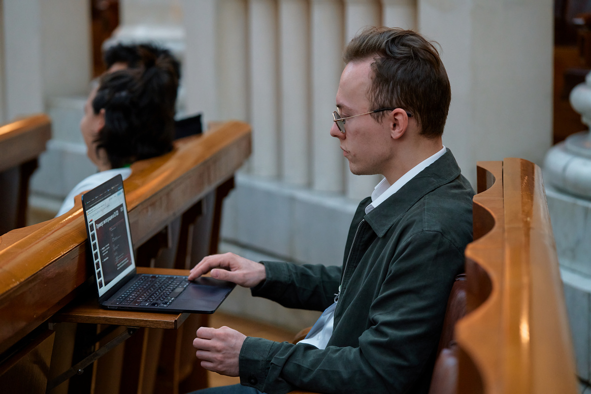 мужчина в офисе парень