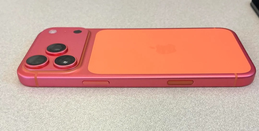 iPhone 17 Pro Max массово меняют цвет