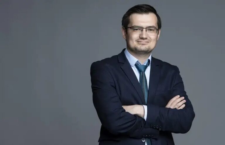 Экономист рассказал, когда стоит волноваться из-за курса тенге и в чем хранить деньги