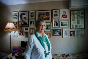 «Накопить не получается»: как алматинская пенсионерка зарабатывает на валянии шерсти