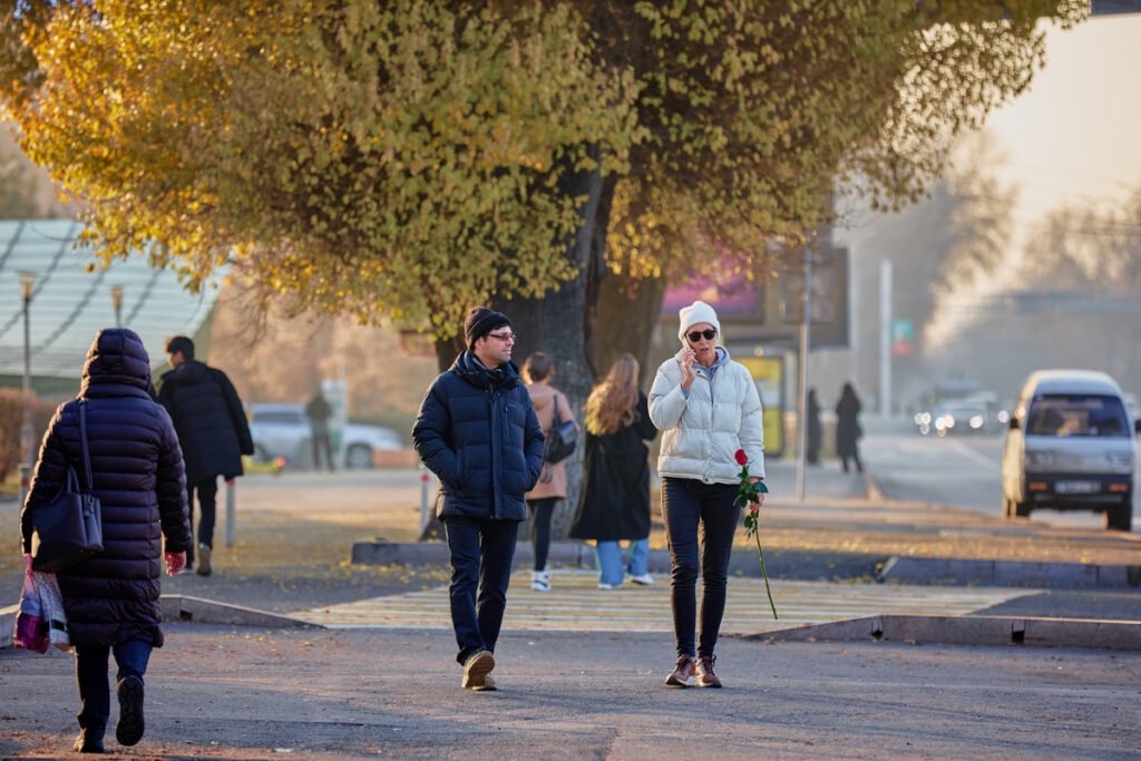 люди в городе