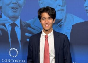 Школьник из Казахстана создал ИИ-ассистента для врачей и поступил в престижную школу США