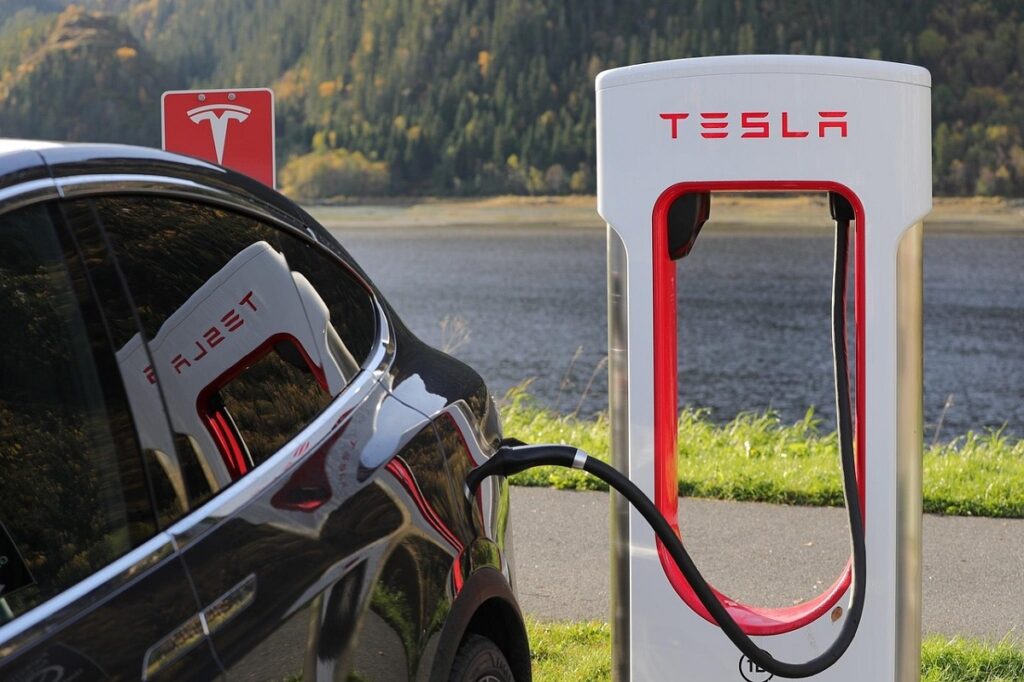 Казахстанцы теперь могут официально арендовать Tesla во время поездки в США