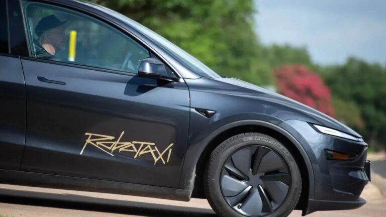 Tesla Robotaxi семь раз попало в ДТП за несколько месяцев