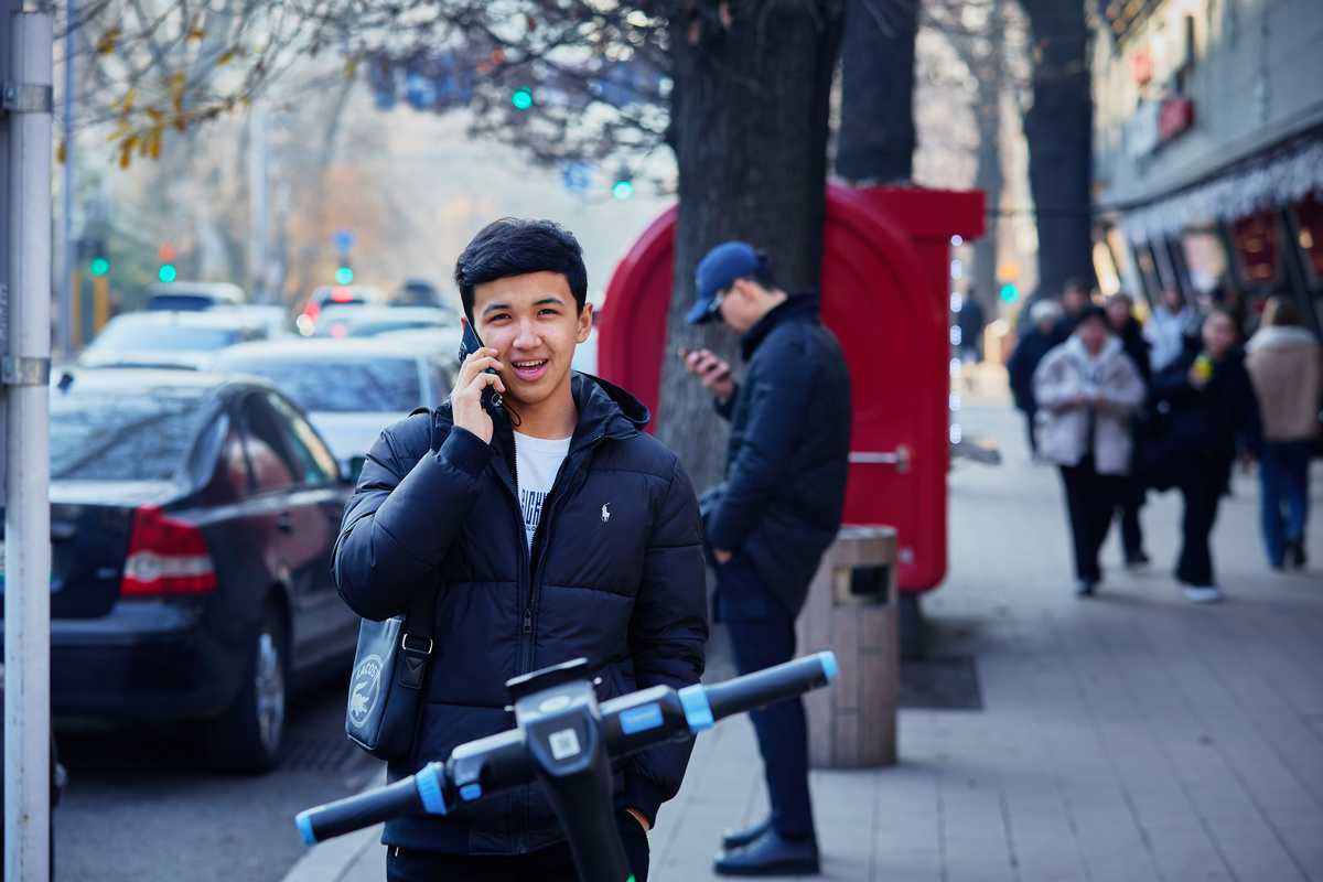 парень с телефоном