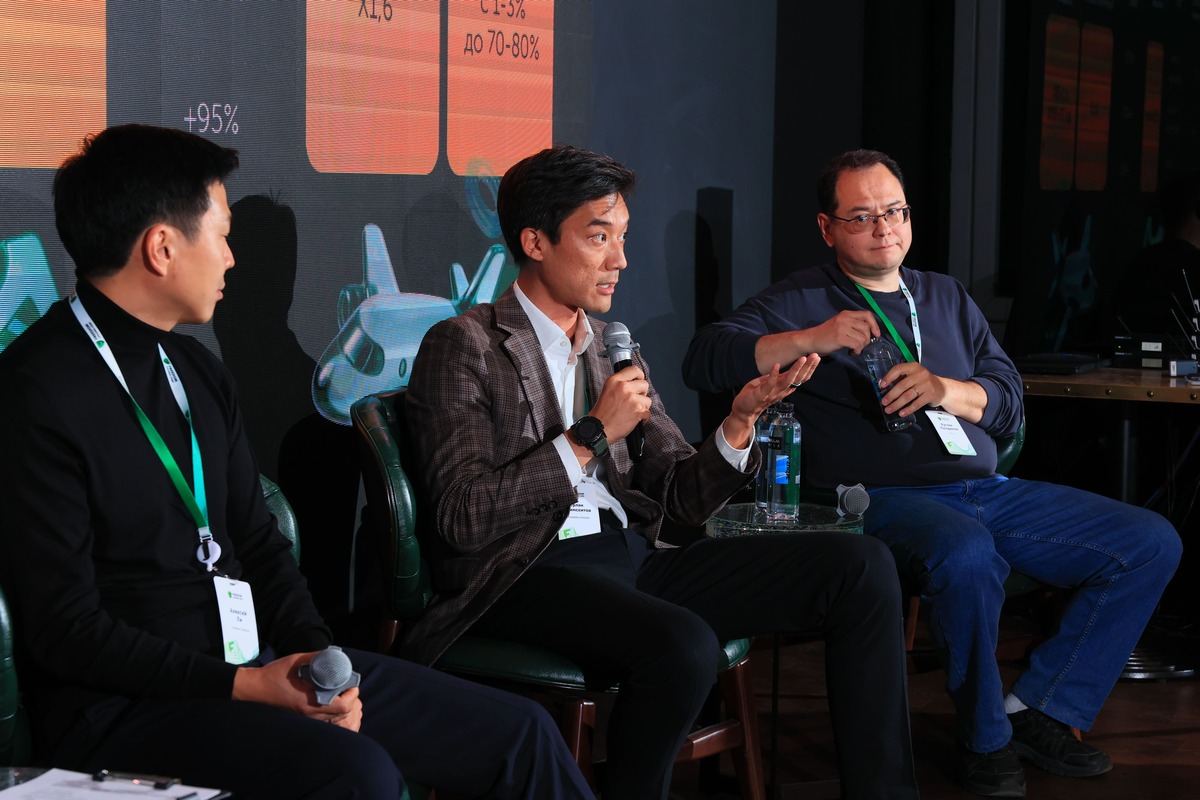 Ерлан Есимсеитов, исполнительный директор Freedom Lifestyle (в центре)