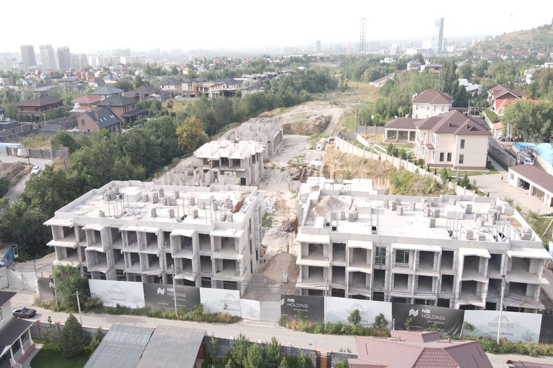 Житель Алматы рассказал, что продолжает выплачивать ипотеку за квартиру в ЖК Montblanc, который власти признали незаконным и готовят к сносу.
