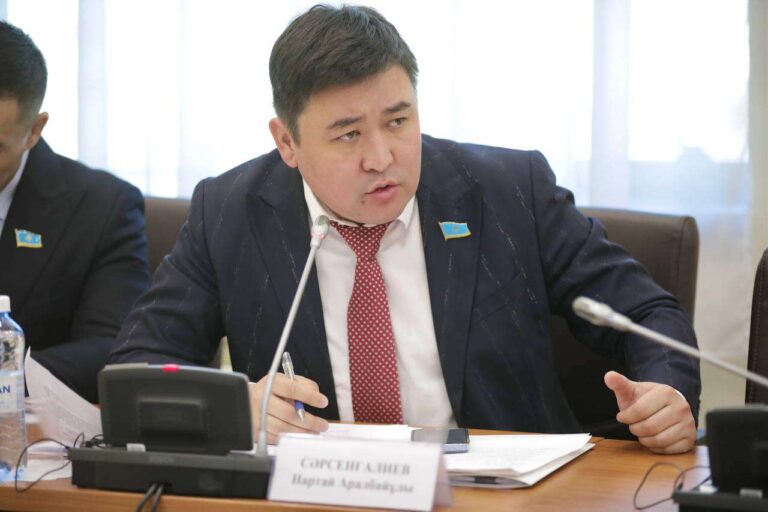 Депутаты от Amanat хотят, чтобы задержка зарплаты стала дорогим «удовольствием» для работодателей