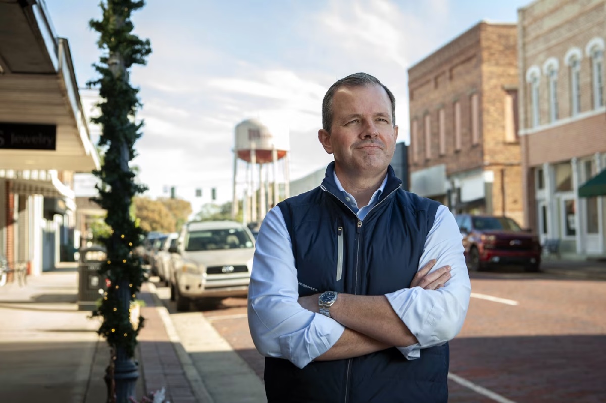 Бизнесмен продал компанию и раздал сотрудникам 123 млрд тенге