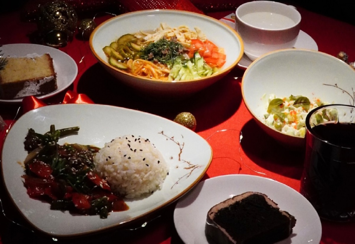 Паназиатский ресторан в Астане предлагает сет из двух горячих, салата и десерта всего за 3500 тенге