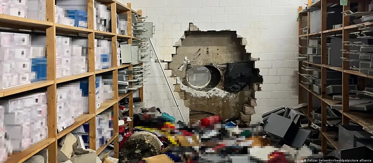 53 млрд тенге утекли через пролом в стене банка прямо перед Новым годом