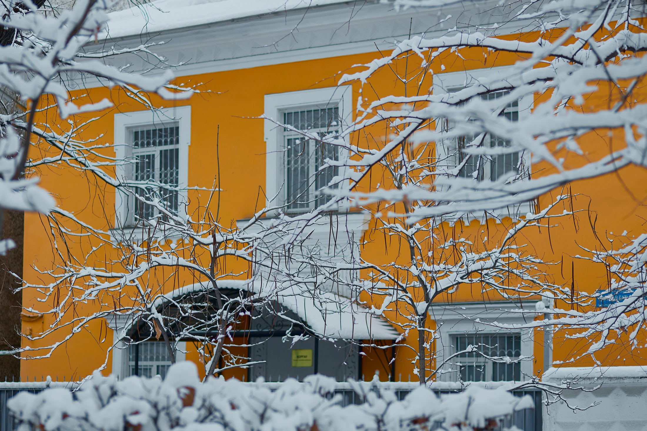 На проспекте Аль-Фараби в Алматы сдают квартиру с утилитарным дизайном — и всего за 90 тысяч тенге