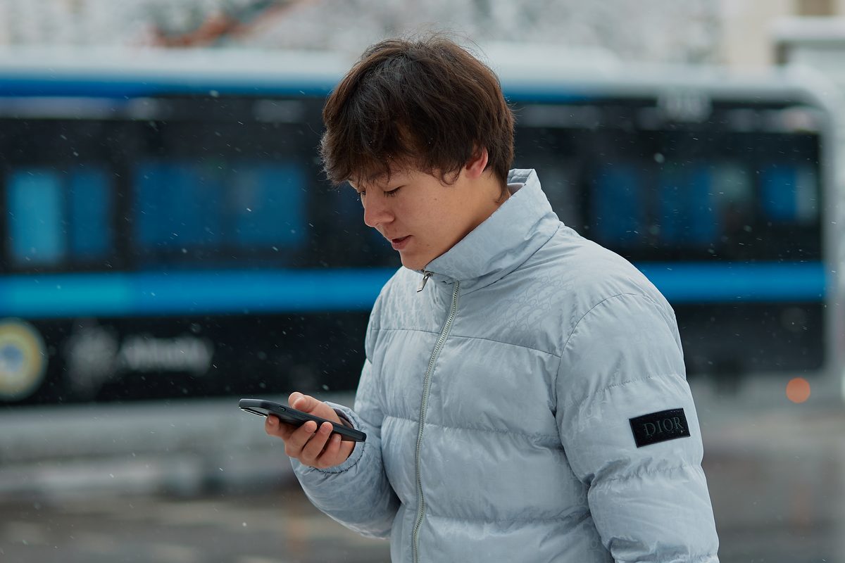 парень с телефоном