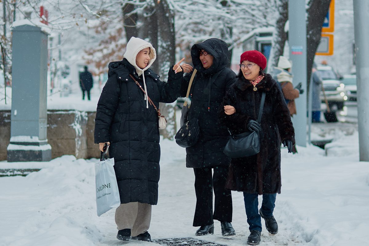 люди в городе зима