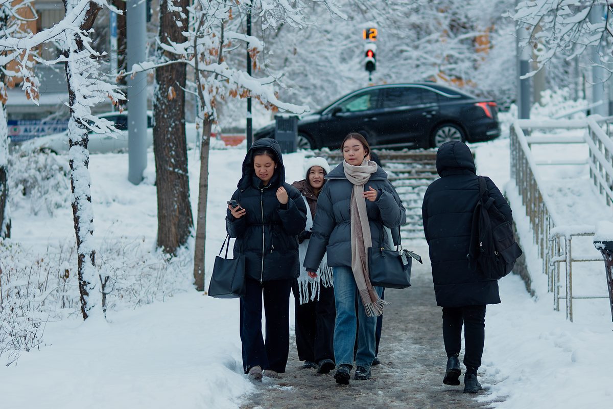 люди в городе зима