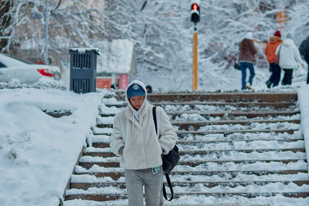 девушка в городе зима