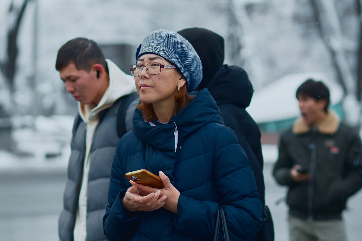 женщина с телефоном зима