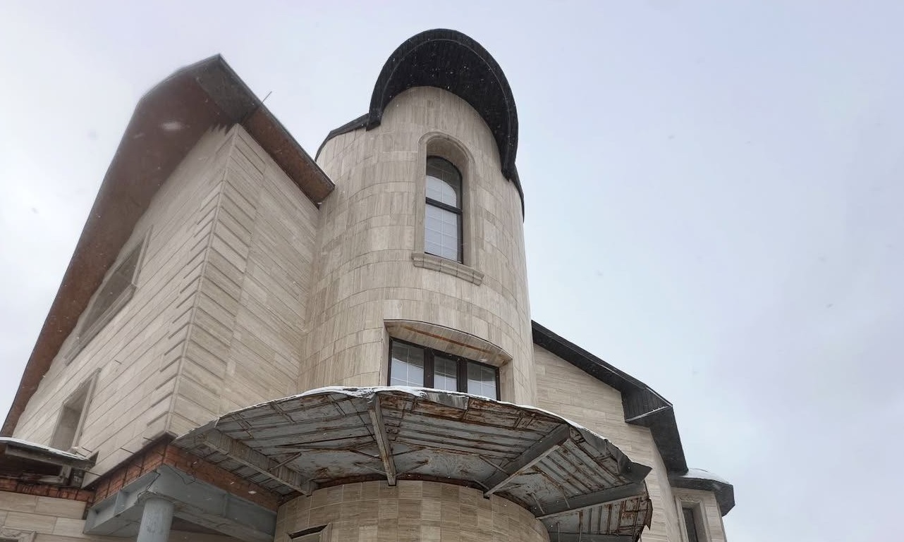 Похожий на замок дом за полмиллиарда тенге продают в Астане