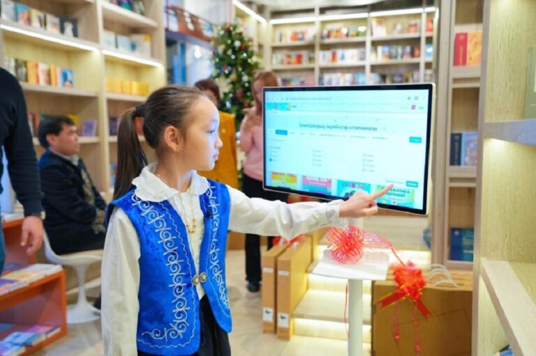 Казахстанским школам подарили учебные станции, работающие без интернета