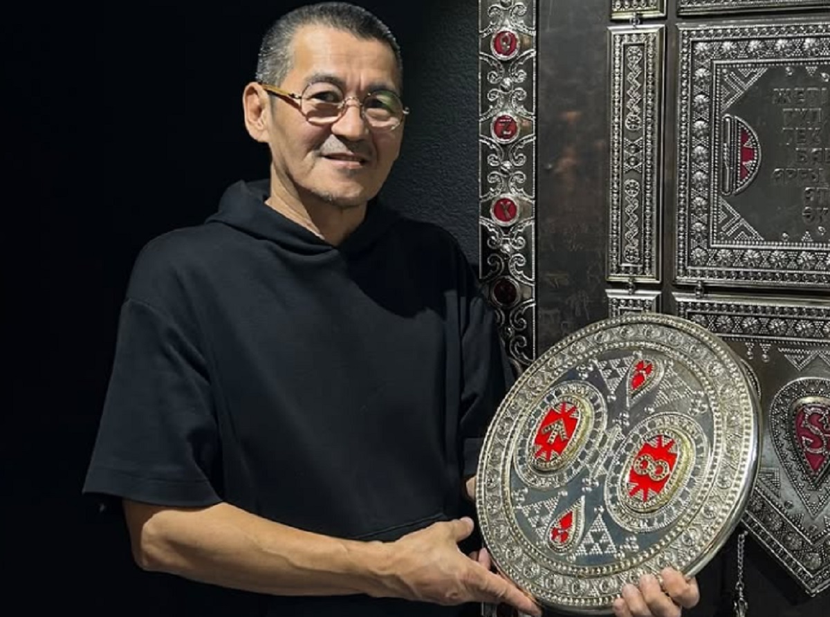 Рассказали историю дизайнера интерьера из Алматы, который семь лет назад начал изготавливать тумары, а сегодня уже успел подарить свои обереги президенту и даже поработать с модными домами в Италии.