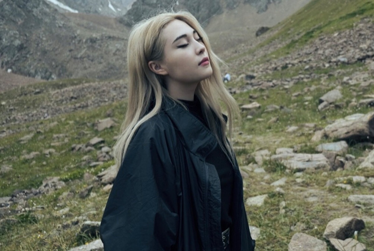 Девушка из Алматы создает саундтреки к популярным зарубежным фильмам с помощью домбры и кобыза