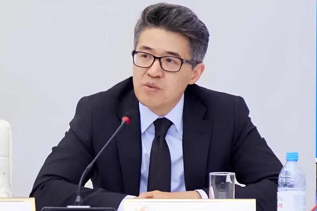 Экономист предложил выплачивать казахстанцам по 300 тысяч тенге в месяц. Это реально?