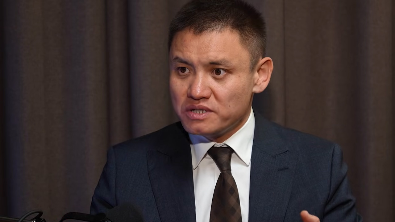 Депутат указал на наличные и рассказал, к чему готовиться казахстанцам и бизнесу в 2026 году