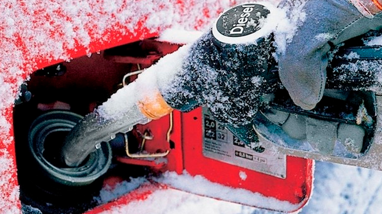 Узнали, как заправить машину в лютый мороз не выходя из салона