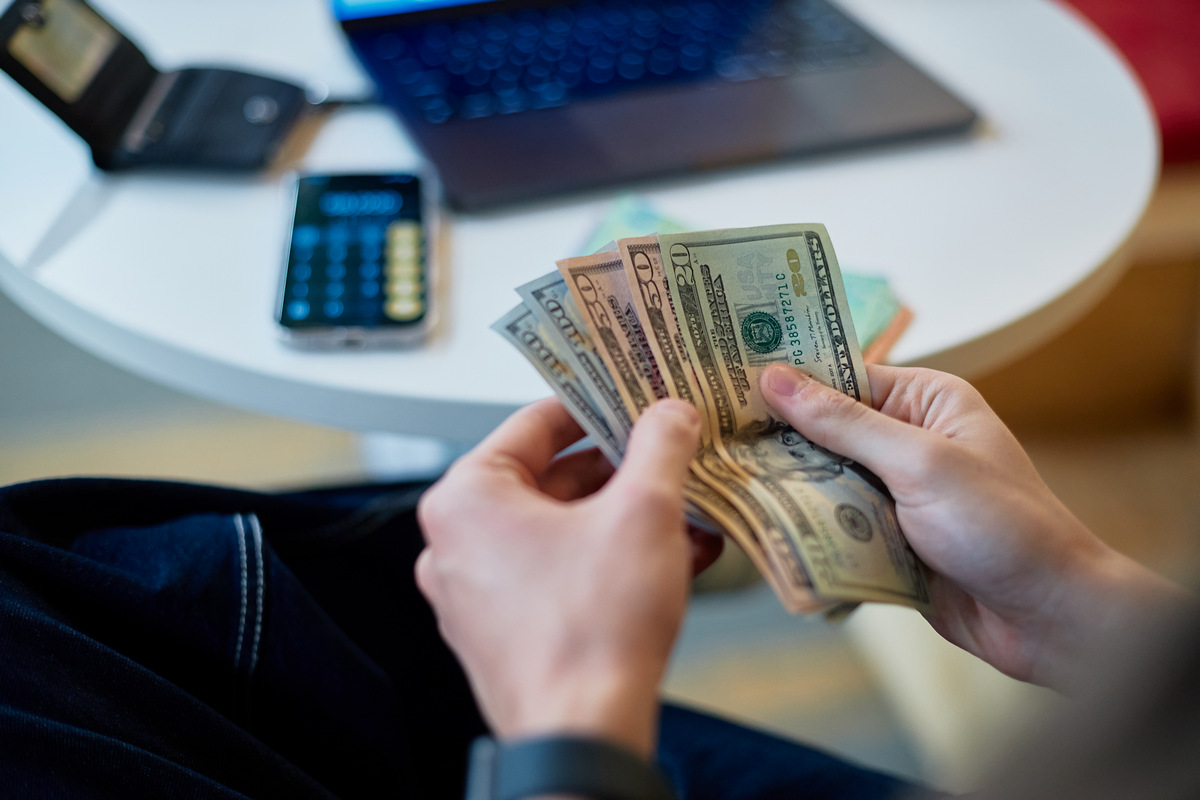 Бывший банкир посоветовал казахстанцам не спешить с продажей долларов