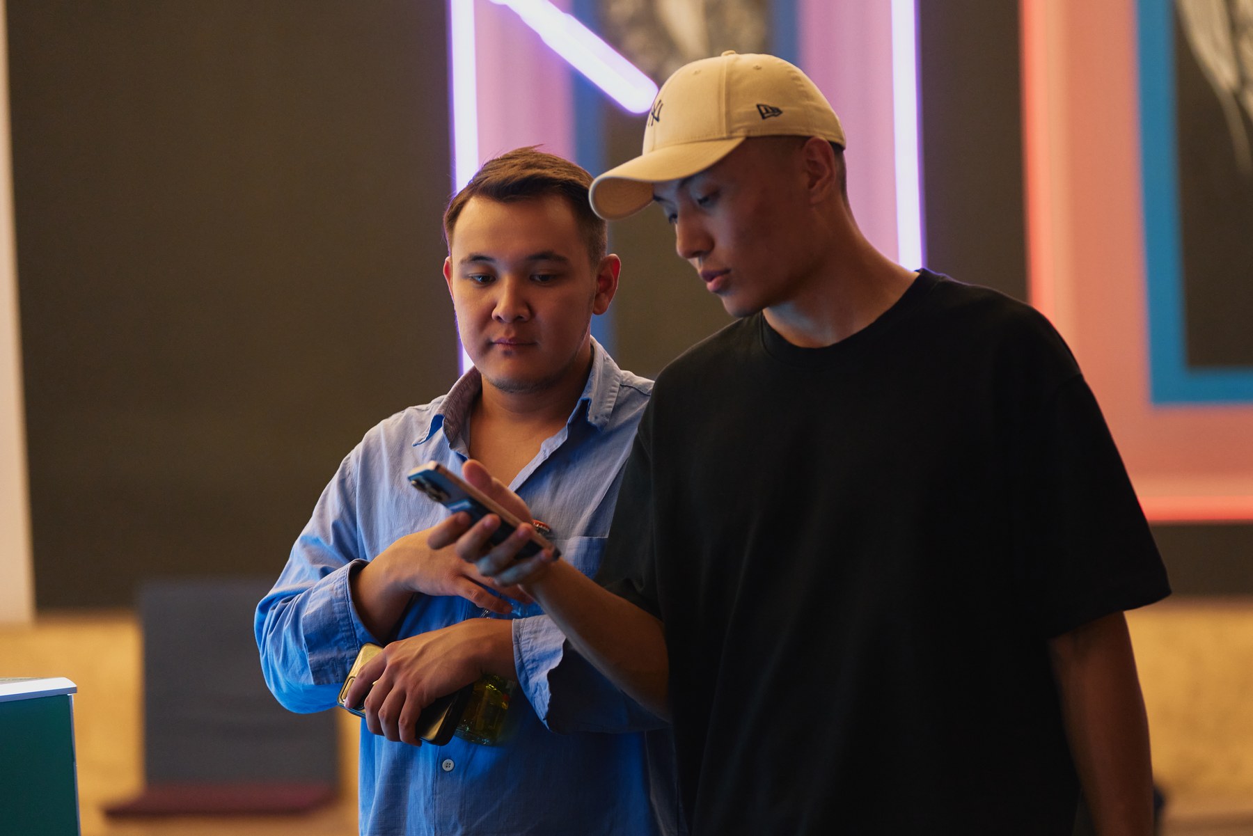 парни парень мужчина с телефоном офис