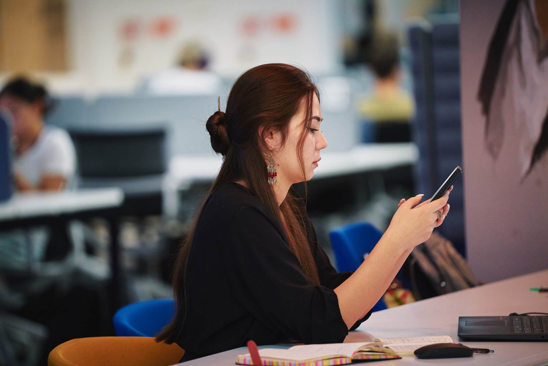 девушка с телефоном офис 