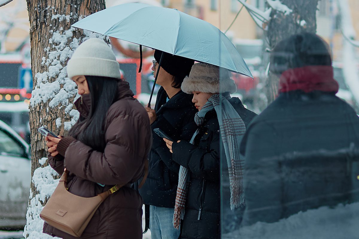 люди в городе телефон зима Алматы
