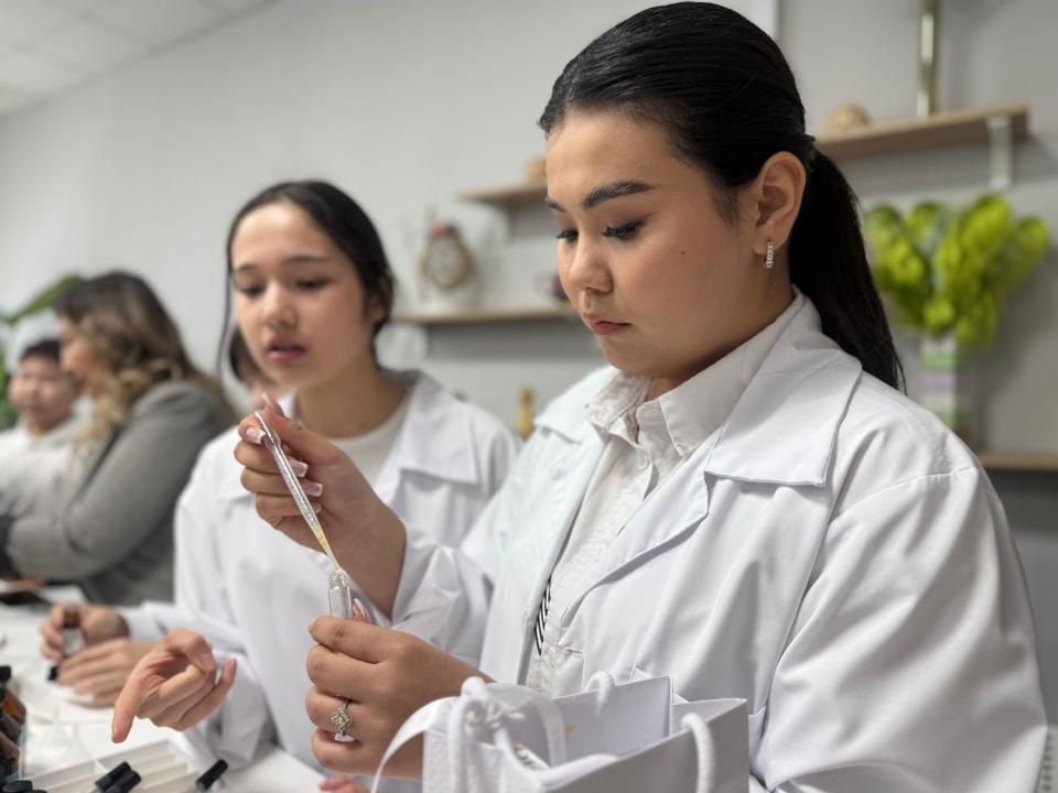 Школьники из Казахстана начали создавать духи. Как им это удалось