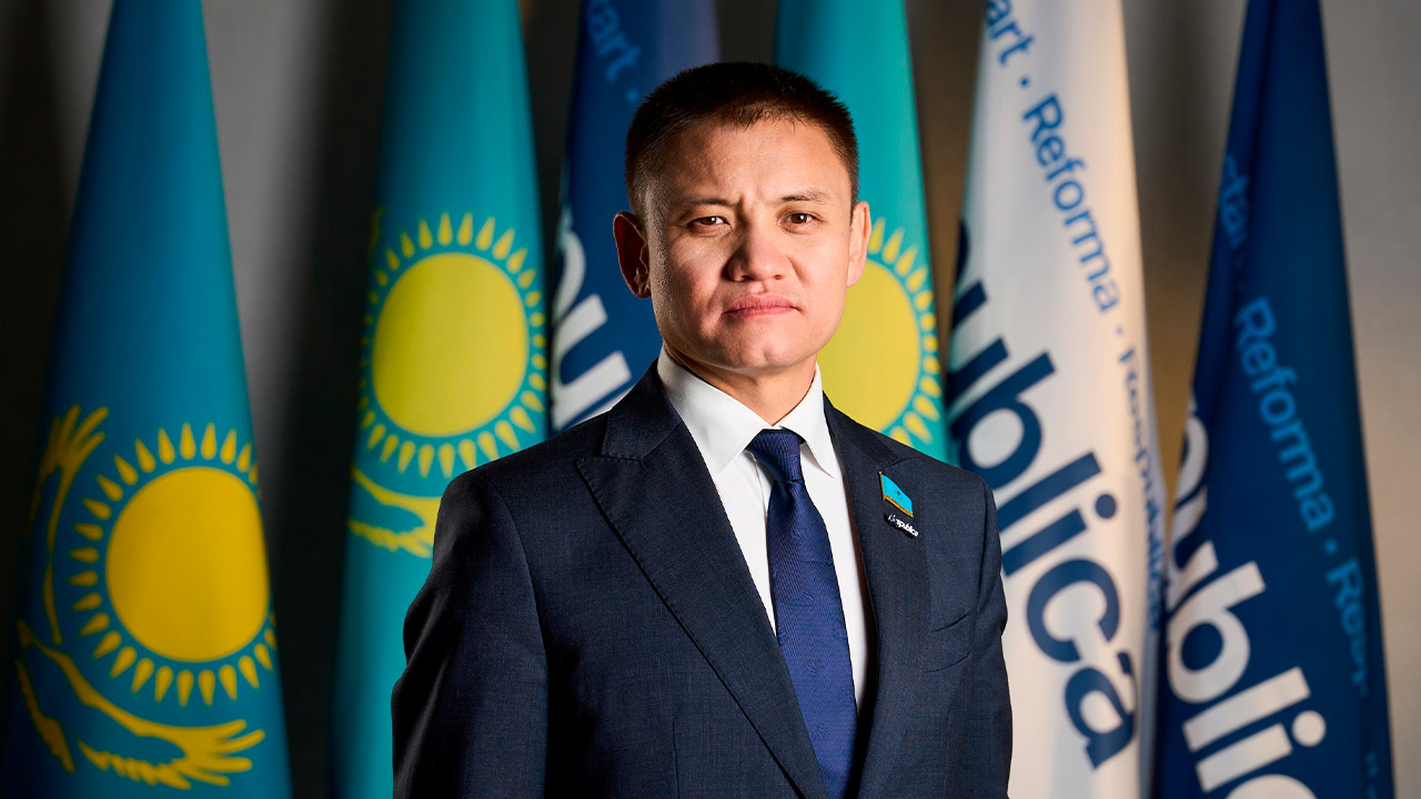 Депутат о мобильных переводах на рынках, закрытиях ИП, Курултае и вице-президенте Казахстана