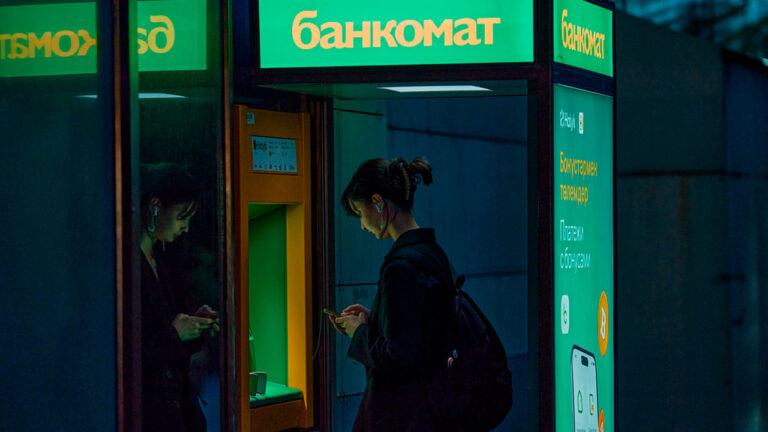 Вот зачем записи с лицами казахстанцев в банкоматах будут хранить полгода