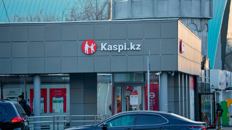 В Kaspi cделали заявление про стоимость обслуживания карты Gold