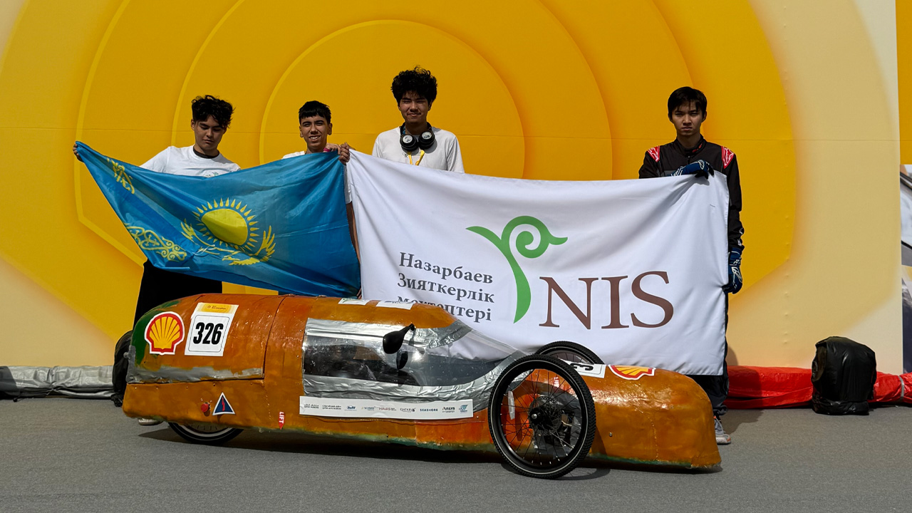 Казахстанские школьники дебютировали в мировом инженерном конкурсе на трассе Формулы-1