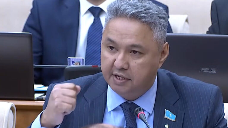Депутат предупредил: продавцы скоро перестанут принимать мобильные переводы