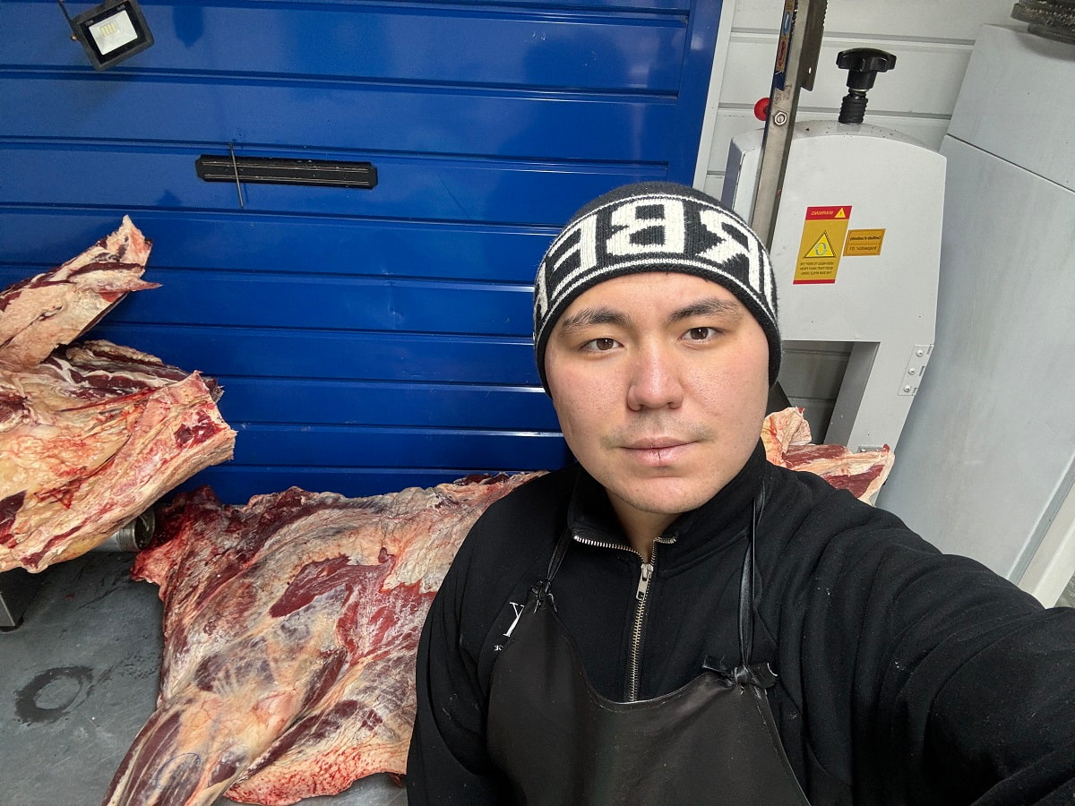 Казахстанец учился на айтишника, но стал мясником