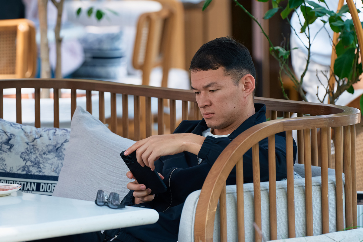 парень с телефоном весна